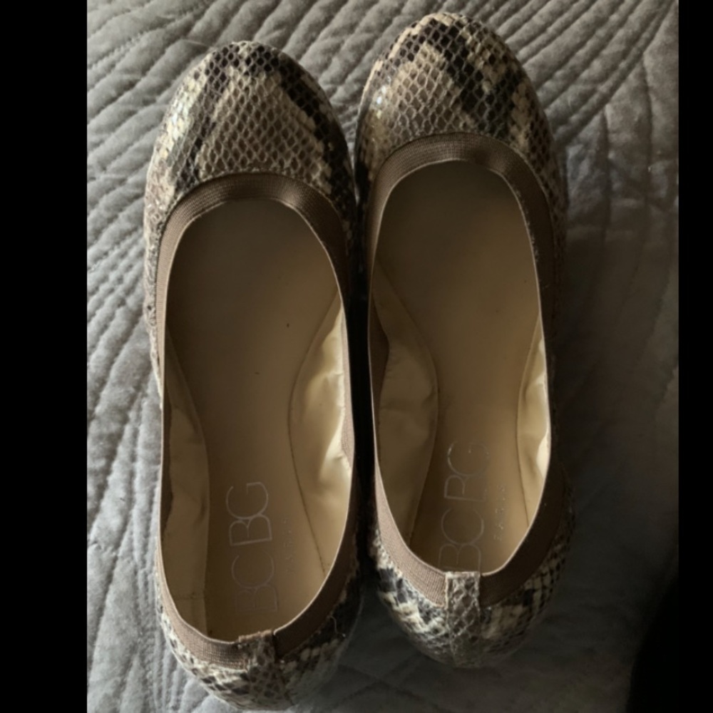 BCBG size 6 women’s snake skinned patterned flats